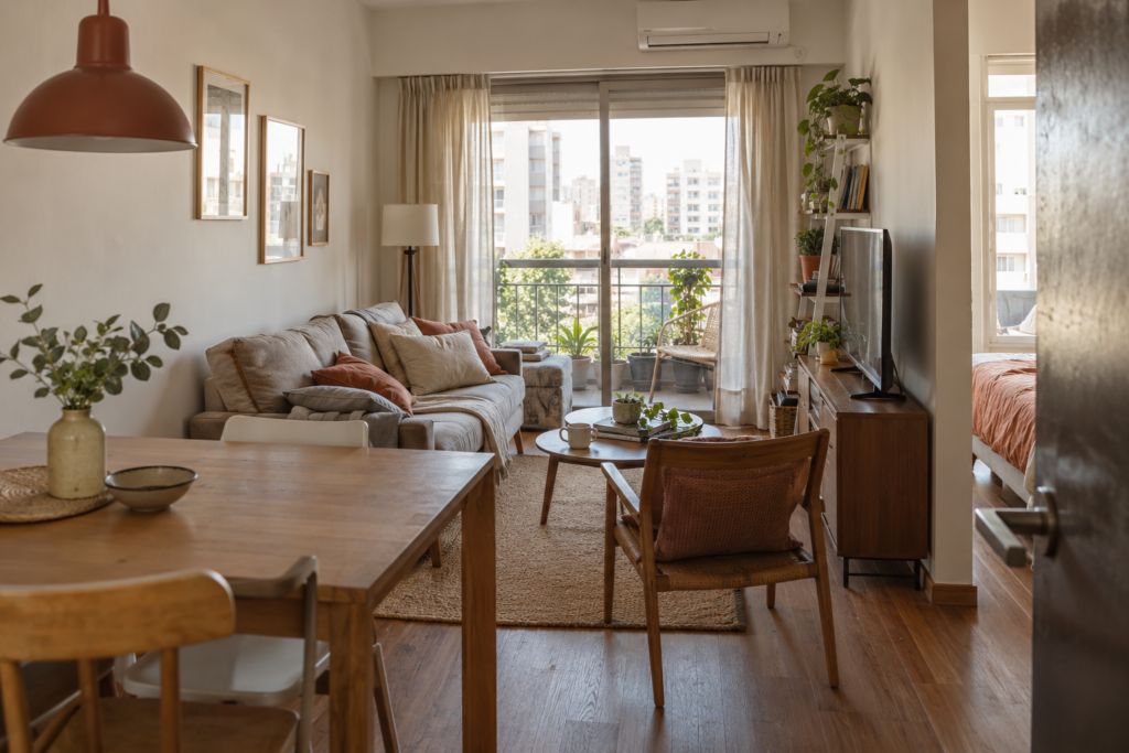 Sala de departamento con distribución y mobiliario por optimizar